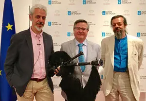 1. El ponente  Fernando Molpeceres posando con su gaita,  el coordinador de la Casa Ramón Jiménez y el presidente de la Asociación Ángel Hernando