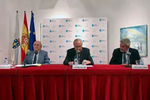 2. En la mesa, el conferenciante Carlos Mella, el delegado de la Xunta en Madrid y director de la Casa, José Ramón Ónega y el abogado y expresidente del Consello de Contas Xesús Palmou