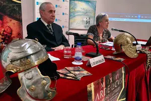 3. Un casco de romano en primer plano, con el delegado de la Xunta en Madrid y director de la Casa, José Ramón Ónega con la concejala de Cultura, Turismo, Juventud y Promoción de la  Lengua, Carmen Basadre