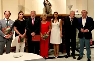 1. De izq. a dcha. los diputados Tomás Fole y Pilar Rojo, el pte. del Parlamento Miguel Santalices, la pintora Marisa Redondo, la diputada Marta Rgez. el del. de la Xunta en Madrid J.R. Ónega, el senador Barre