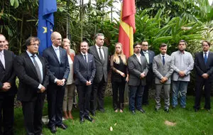 EMBAJADA MINUTO SILENCIO ATENTADO BARCELONA PORT