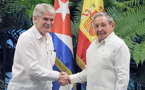 HAB801. LA HABANA (CUBA), 06/07/2017.- Fotografía cedida por el Granma, el órgano oficial del Partido Comunista, donde se ve al presidente de Cuba Raúl Castro (d) saludando al ministro de Asuntos Exteriores y de Cooperación de España Alfonso María Dastis Quecedo hoy, miércoles 6 de agosto de 2017, durante una reunión en La Habana (Cuba). Alfonso Dastis, cerró hoy su primera visita oficial a Cuba con el logro de haber concretado para principios de 2018 una esperada visita al máximo nivel a la isla, previsiblemente en enero y de los reyes Felipe VI y Letizia. EFE/Estudios Revolución / SOLO USO EDITORIAL/NO VENTAS MEJOR CALIDAD DISPONIBLE