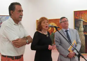 Intervención de Jane Danko en la inauguración de la exposición, entre el escritor y crítico Vicente Araguas y el coordinador de Actividades Culturales Ramón Jiménez