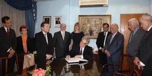 Centro Galicia-Embajador firma Libro de la Institución