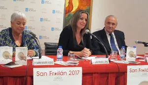 La concejala de Cultura y Turismo de Lugo, Carmen Basadre, la alcaldesa de Lugo, Lara Méndez, interviniendo enla presentación, y el delegado de la Xunta, José Ramón Ónega