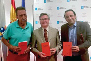 1. Vicente Araguas, Ramón Jiménez y Luis Luna con el libro que se presentó esta tarde en la Casa de Galicia