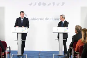 El Presidente D. Fernando Clavijo Batlle recibe al Embajador de Francia en EspaÒa, Excmo. Sr. D. Yves Saint-Geours para la  inauguraciÛn del ìForo EstratÈgico Canarias-Francia sobre PolÌtica Ling¸Ìstica y CooperaciÛn Educativaî a 27 de Septiembre de 2017. (Foto: Arturo Rodriguez/Presidencia GobCan)


Esta fotografÌa oficial del Gobierno de Canarias es solamente para uso editorial por medios de comunicaciÛn. La fotografÌa no puede ser manipulada de ninguna manera y no se puede utilizar en materiales comerciales y/o polÌticos, publicidad, correos electrÛnicos, productos, promociones que de alguna manera pueda sugerir la aprobaciÛn o respaldo del Presidente, o el Gobierno de Canarias.