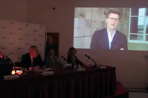 Un momento de la proyección del mensaje del presidente Núñez Feijóo