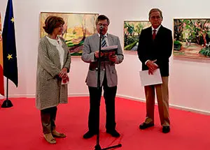 3. En la inauguración, la pintora Carmen Iglesias, el coordinador de Actividades de la Casa Ramón Jiménez y el director de Comunicación del Banco de Alimentos Jaime Pereira