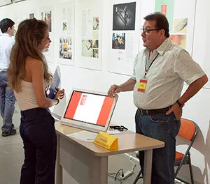 Consejero Fco Narbona informando a una joven española en Nicaragua