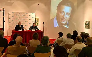 3. La sala con el ponente, Enrique Paz, Ramón Jiménez, con parte del público que asistió y la imágen de Kraus proyectada