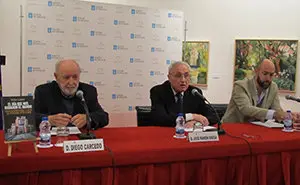 El delegado de la Xunta, José Ramón Ónega, interviniendom, flanqueado por Diego Carcedo y Víctor López