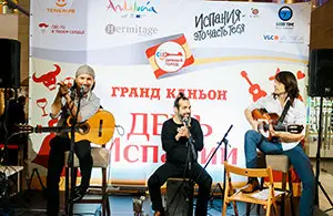 Día Hispanidad San Petersburgo. Tono Alcalde y su grupo