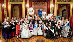 Recepción casas regionales en Navarra.Las y los representantes de las casas regionales, en el Salón del Trono junto a la consejera Ollo y el director general de Comunicación.