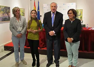 El delegado de la Xunta, José Ramón Ónega, con las directivas de la Fundación Barrié Isabel Pérez (D) y de SocialCo, Virginia Moraleda, (2ª I) y Ana Rodríguez, coordinadora de la Casa 