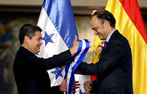 Honduras-Condecoración embajador1