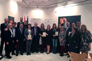 1.La presidenta del Congreso Ana Pastor y el  delegado de la Xunta en Madrid José Ramón Ónega con la autora Marta González (entre ambos) con diputados y amigos en la Casa de Gal 