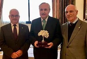 1. El delegado de la Xunta en Madrid José Ramón Ónega con el presidente y secretario de FAGAMA, Ovidio Cadenas y Fernando Gómez