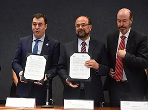 GRAF5125. GUADALAJARA(MÉXICO), 24/11/2017.- De izda. a dcha. El doctor Román Rodríguez González; el maestro Jaime Valls Esponda y el maestro Felix García Lausín durante una firma de colaboración hoy, jueves 23 de noviembre de 2017, en la ciudad de Guadalajara (México). La Xunta de Galicia firmó hoy un convenio de colaboración con la Asociación Nacional de Universidades e Instituciones de Educación Superior (Anuies), que fomentará la cooperación y la movilidad entre las tres universidades gallegas y 191 instituciones de enseñanza superior en México. Durante la Conferencia Internacional Anuies que se desarrolla en Guadalajara (oeste de México) del 22 al 24 de noviembre, Román Rodríguez, consejero de Cultura, Educación y Ordenación Universitaria de la Xunta de Galicia, dijo a Efe que el acuerdo abre "una puerta" a una mayor relación interuniversitaria que beneficiará a estudiantes, profesores e investigadores de ambas partes. EFE/David Valdovinos
