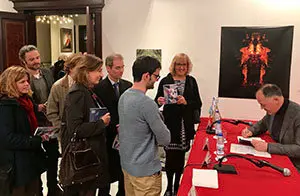 4. El autor, Marcelino Fernández Mallo firmando ejemplares de EL ÉMULO DE REGINALD PERRIN