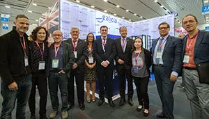 MEX51. GUADALAJARA (MÉXICO), 26/11/2017.- (i-d) El ilustrador Federico Fernández; la escritora Paula Carballeira; Jose Ballesteros; Juan M. Viaño Rey; María Canosa; Román Rodríguez; Salustiano Mato de la Iglesia; la periodista cultural Mariluz Ferréiro; el Dr ,Julio Abalde Alonso; y Anxo Lorenzo Suárez; posan durante un encuentro entre rectores y participantes de Galicia hoy, domingo 26 de noviembre de 2017, en el segundo día de actividades de la Feria Internacional del Libro en Guadalajara (México). La Xunta de Galicia busca fortalecer su presencia en la Feria Internacional del Libro (FIL) de Guadalajara, que es "un escaparate" que permite mostrar la producción editorial gallega, dijo hoy Anxo Lorenzo, secretario general de Cultura de esa comunidad española. EFE/David Valdovinos