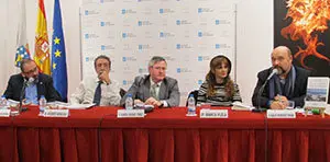 El editor Basilio Cañada interviene en la presentación ante sus compañeros de mesa