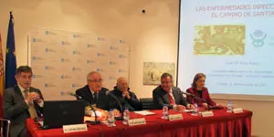 José María Eiros, José Ramón Ónega, José Manuel Romay Beccaría, Julio Ancochea e Inmaculada Ramos al inicio del acto, con una proyección