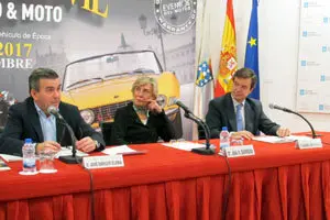 Elvira es seguido con atención por sus compañeros de mesa