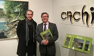 4. El artista Cachi y el coordinador de Actividades de la Casa Ramón Jiménez en la Sala A de la Casa de Galicia