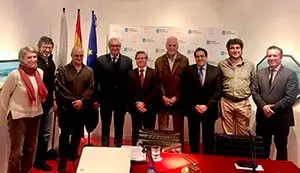 1. El coordinador de Actividades Ramón Jiménez (centro) con José M.ª Peláez (cuarto por izqda.)  y el gerente de Llardy Daniel Marugán con miembros de Escuela Esgrima Ateneo