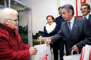 Aeropuerto Seve Ballesteros 
	El presidente de Cantabria, Miguel Ángel Revilla, y el consejero de Innovación, Industria, Turismo y Comercio, Francisco Martín, reciben a los pasajeros del primer vuelo procedente de Budapest, operado por Ryanair. 
26 MAR 18