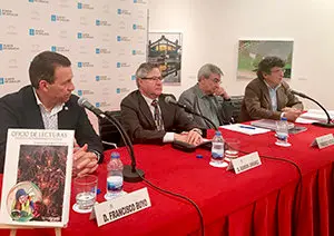 2. En la mesa,  con el libro en primer término, el exfutbolista Paco Buyo, el coordinador Ramón Jiménez  y los profesores Francisco Rodríguez Pastoriza y Ramón Cobo