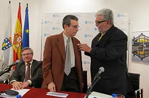 Jorge Martínez-Cava impone el pin de plata de la Asociación a José Antonio Ortiz