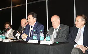 1 Conselleiro en la conferencia sobre Blanco Amor