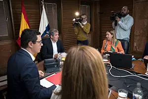 El Presidente D. Fernando Clavijo Batlle asiste al consejo de gobierno a 7 de Mayo de 2018. (Foto: Arturo Rodriguez/Presidencia GobCan)
Esta fotografÌa oficial del Gobierno de Canarias es solamente para uso editorial por medios de comunicaciÛn. La fotografÌa no puede ser manipulada de ninguna manera y no se puede utilizar en materiales comerciales y/o polÌticos, publicidad, correos electrÛnicos, productos, promociones que de alguna manera pueda sugerir la aprobaciÛn o respaldo del Presidente, o el Gobierno de Canarias.