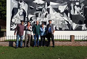 En el centro de la imagen Gorka Álvarez Aranburu, acompañado de varios integrantes de la comunidad vasca del Departamento de Florida, en Uruguay.