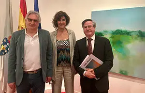 2. Paco López-Barxas, Isabel Pintado y Ramón Jiménez,ante el cuadro  CÓMAROS VERDES  que preside la muestra LA MIRADA EXTENSA homenaje a Aquilino Iglesia Albariño