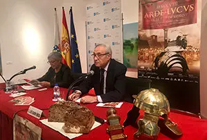 2. Carmen Basadre y José Ramón Ónega en el acto de presentación, con  espada romana, casco y pan hecho en Lugo de pasas y manzana natural, como lo habrían hecho los romanos, más o menos.
