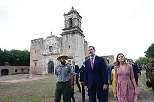 Sus Majestades los Reyes durante su recorrido por la Misión de San José  