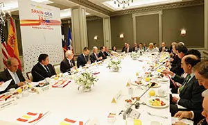 Vista de la mesa del desayuno con representantes de empresarios españoles y texanos