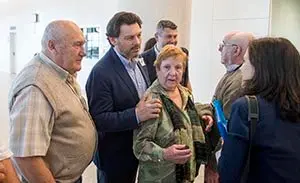 08,40 h.-  O secretario xeral da Emigración, Antonio Rodríguez Miranda, acompañado polo delegado territorial da Xunta de Galicia na Coruña, Ovidio Rodeiro Tato, recibirá no aeroporto de Lavacolla os primeiros 83 participantes do programa Reencontros na Casa procedentes da Arxentina e Uruguai. Na sala de chegadas do aeroporto de Lavacolla (Lavacolla, s/n). 
foto xoán crespo
21/06/18