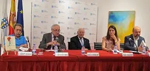 Vicente Araguas, el delegado de la Xunta, José Ramón Ónega, José Manuel Romay, Begoña Peñamaría  y Basilio Cañada, en la mesa de la presentación