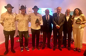 8. Fran Trashorras, Quique Peón y Juan Fernandez, Ovidio Cadenas, el delegado de la Xunta José Ramón Ónega, Feranado Gómez y Ánxela Gracián posan tras la entrega de las Meninas de Alcobendas 