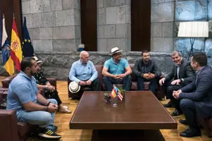 El Presidente D. Fernando Clavijo Batlle , RecepciÛn ASOCIACI”N CANARIA DE VERSEADORES CANARIOS OCHOSÕLABAS Y DECIMANÕA DE PUERTO RICO , en Presidencia de Tenerife a 30 de Junio  2018. (Foto: Manuel LÈrida/Presidencia GobCan)


Esta fotografÌa oficial del Gobierno de Canarias es solamente para uso editorial por medios de comunicaciÛn. La fotografÌa no puede ser manipulada de ninguna manera y no se puede utilizar en materiales comerciales y/o polÌticos, publicidad, correos electrÛnicos, productos, promociones que de alguna manera pueda sugerir la aprobaciÛn o respaldo del Presidente, o el Gobierno de Canarias.