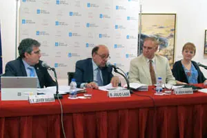 En la mesa presidencial de la  Asamblea, Javier Saguar, vicesecretario, Julio Lage, presidente, Jesús Marón, vicetesorero, e Isabel Noriega, vocal