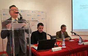 Ramón Jiménez, en el atril, introduciendo el acto. En la mesa, Enrique Álvarez Areces y José Antonio Ortiz