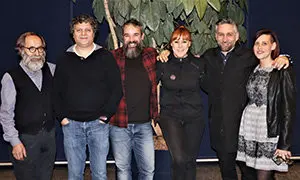 Ramón Carreira a la izqda., miembros de la directiva y Sés y su equipo musical.