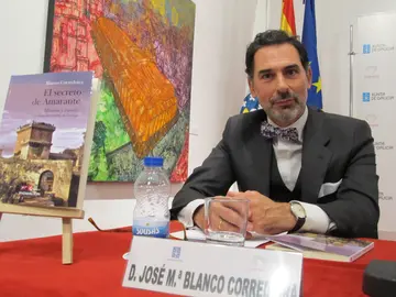Blanco Corredoira, con el libro presentado