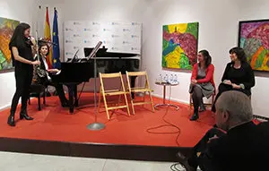 El dúo Rivera, interpretando piezas del disco, obvservado por Marina Hervás y Juan Rivera