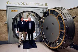 GRAF2615 MADRID, 27/12/2018.-El ministro de Asuntos Exteriores, Josep Borrell,d., y el director del Instituto Cervantes, Luis García Montero, iz.,durante la visita que el ministro realizó hoy a la sede de esta institución. EFE/Juan Carlos Hidalgo